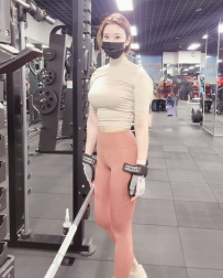 喜歡健身的美女少婦 媚娘165 E  50kg 30歲