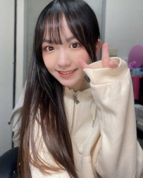 佳佳  158cm/B奶/44kg/20歲  外表可愛大眼睛 皮膚很好