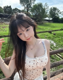 今年20歲，臉蛋清秀可愛，擁有E罩杯豐滿上圍，苗條好身材，