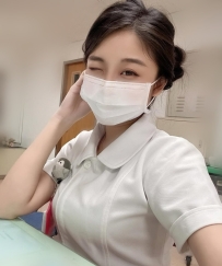 甜美可愛的護理師 擁有白皙肌膚和迷人雙眼 清純的外表下隱藏著勾人欲望
