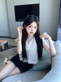 外型甜美可愛氣質高雅 個性有點害羞  聲音好輕柔很好聽 敏感又悶騷
