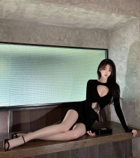 T台模特   甜美正妹 微微一笑 我都想陷進去啦，更別說 互動時還會甜甜撒嬌 光聽著聲
