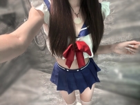 漂亮的雙腿穿上絲襪，書包還會自備玩具，一定可以玩的不亦樂乎