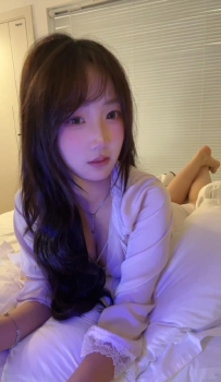 C杯小巧挺翹粉嫩，腰超細腿短但比例剛好，皮膚白嫩到像牛奶布丁