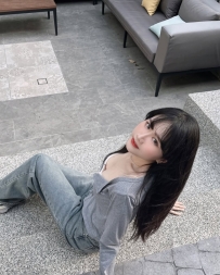 小惡魔系  外表乖巧其實超會撩  喜歡主動玩 眼神勾人  深喉舔蛋都熟練到讓人腿軟