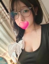床上不需要你動，因為她是全自動，會主動把你肉棒塞進去自己搖，