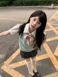 清新制服風学生妹  星星-155cm-Bcup-42kg-19歲