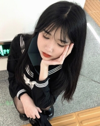 甜美清秀臉蛋緊緻白嫩的肌膚 帶點俏皮可愛，渾身散發著年輕活力