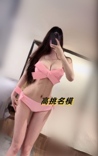 高挑名模感身材，腿長奶大、線條超逆天