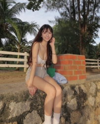 白嫩美胸 觸感、觀感、手感都一級棒 長髮及肩 迷人又甜美 個性大剌剌，