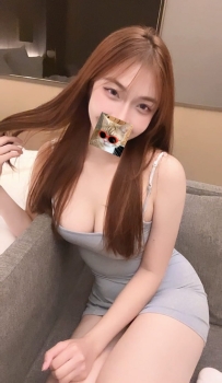 學生妹制服+蕾絲內衣+絲綢睡衣，哥哥們也可以自備喜歡的情趣裝給安琪穿上喔！