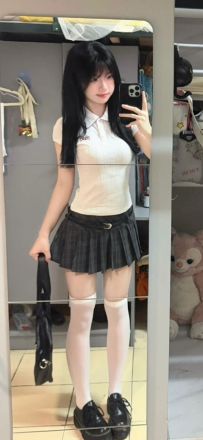 氣質清爽不造作 表情自然耐看 身形勻稱 簡單穿搭就很有校園感