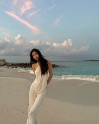 清純外表帶點小撩感，笑起來很犯規陪你聊天、陪你放空，很容易讓人黏上 😘