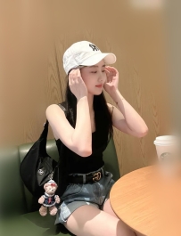 透露出一絲緊張和興奮   清秀的臉蛋    白皙的肌膚  眼睛明亮有神