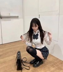 可愛清純的學生妹 無害的雙眼很渴望哥哥給關愛