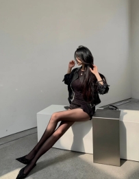 長腿的美女。雙腿修長筆直，如同模特兒般完美，散發著高貴優雅的氣質。