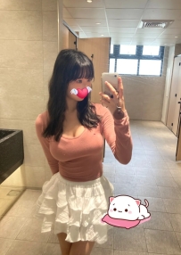 童顏反差系女孩 · 伊彤 外表可愛清新，身材卻完全不科學 嬌小身形搭配渾圓飽滿曲線，