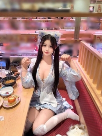 咖啡店員兼職 理想女友 S型身材，纖細腰肢與曲線美，皮膚白嫩光滑，宛如瓷娃娃。