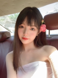 專業化妝師 氣質優雅，身材高挑五官精緻立體，化著精緻的妝容更顯魅力四射，