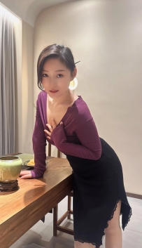苓琴 162cm.D.46.30歲風情萬種 溫柔體貼的服務 會讓哥哥感覺很舒服的喔 體貼大姐姐