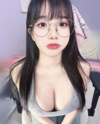 雅雅 165cm.47kg.E.21歲  女主播，私下超會撒嬌 主動黏人型，很會互動很會喬氣氛