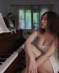 珮瑄是位性感教師，端莊賢淑，有著母系光輝的溫柔氣質，