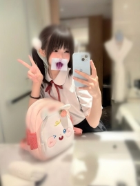 小凜 154.44.B.19歲 嬌小身形卻老是被說像國中生😤