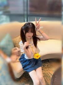 呆咪 152cm  42kg  B+ 19歲  甜甜的學生妹 清純耐看型 個性活潑很好聊 笑起來很有感染