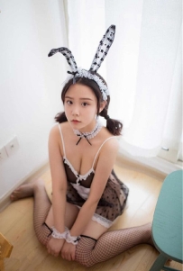 這樣可愛聽話的小美眉也下去手按住粉嫩嫩的小臉蛋強行舌吻不斷刺激她的陰蒂讓她興奮的