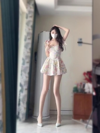 修長身材、白皙大長腿，一站出來就是焦點。