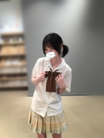 剛入行的嫩妹，19歲 長相甜美 身材嬌小