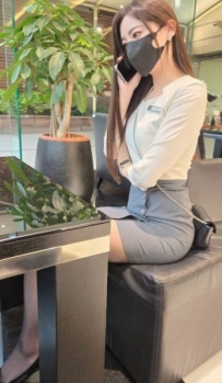 允希 163cm.C奶.47kg.25歲 襯衫窄裙超有上班族氣質🥺 長髮配上高挑身形很加分 看起來