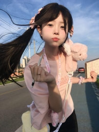 小隻馬萌妹💗 只有150公分但身材超有料，奶控會愛爆，主動黏人、還會咬耳朵討抱抱，甜