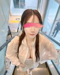 自拍自信露出南半球の，初見時的清新活潑 白皙無刺青的肌膚，明亮有神的大眼睛