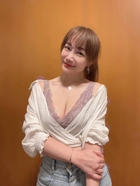 敢玩主動 淫蕩 玩的很開在床上她喜歡去挑逗男人 配合度很高 服務也很多