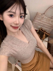 可愛氣質正妹 甜甜的笑容  清純白皙的臉蛋很吸引人