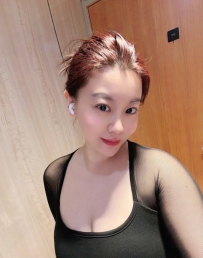 小隻但胸臀特別豐滿，皮膚白嫩 肉彈小隻人妻