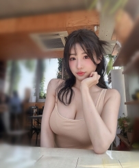 芝玲：160cm.47kg.E奶.22歲 胸大屁股翹 腰有線條，動起來整個要命