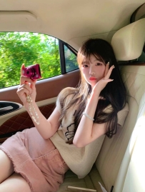 皮膚白皙 很可愛的鄰家女生 給人的感覺甜美  乾淨 有禮貌