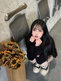 圓滾滾的大眼電力十足，嘟嘟的菱形紅唇，根本就像是洋娃娃一樣精緻漂亮～