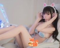 童顔巨乳+粉紅奶頭就是這個妹妹的招牌前戲口交 在用舌頭舔弟弟 吸很厲害