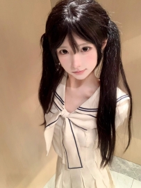 皮膚白嫩滑嫩 摸起來很舒服 臉蛋很誘人 個性可愛 俏皮