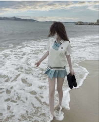 清純學生妹，甜美笑顏，青春無敵！她有著一頭烏黑亮麗的長髮，