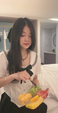 童顏巨乳 雙馬尾配包臀裙視覺上有非常大的衝擊 給足你犯罪感