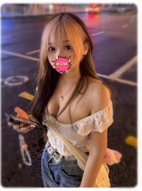 眼神勾人 笑容裡帶著小惡魔的調皮 會主動撒嬌會照顧人 讓你感受到女友般的貼心 床上尺