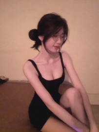 艾佳 166cm D奶 49kg 25歲  皮膚很白 嫩 滑 摸起來很舒服