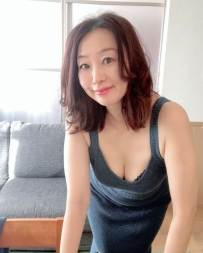 白皙淫蕩美魔女 雪蘭 160cm.C奶.50kg.40歲 價位：4000