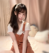 嬌小可愛，活潑體貼，簡直就是夢想中的軟萌小學妹 純真可愛的笑容充滿治癒力