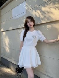 嬌小有型身材，皮膚白裡透紅，一頭長直髮清新甜美，